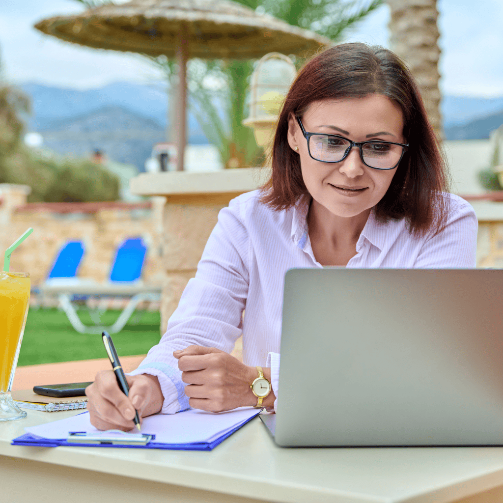 Femme vérifie ses congés payés en vacances